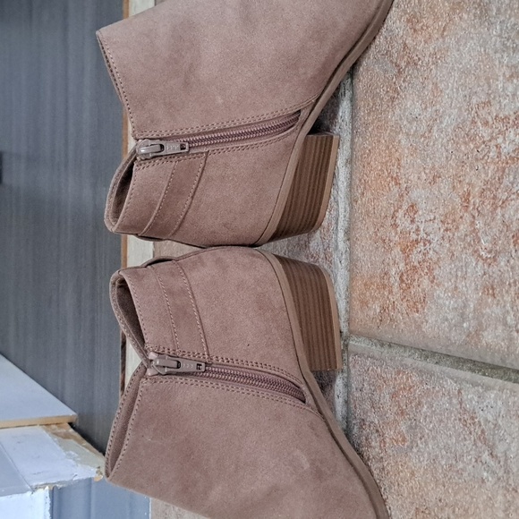 Old Navy Booties Size 8 - Picture 2 of 4